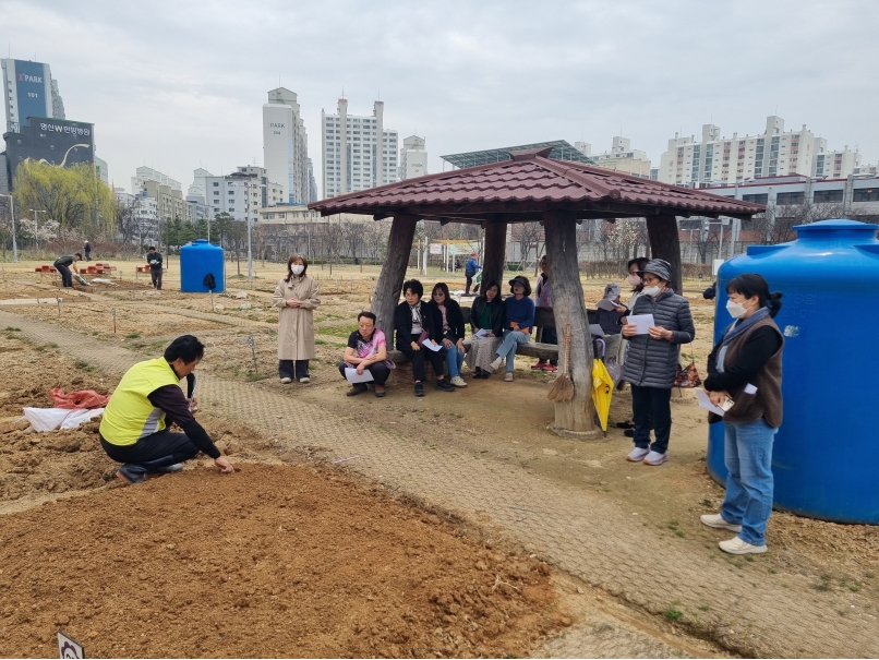 연수구는 지난 30일 옥련동 석산 텃밭에서 도시텃밭 개장식과 함께 참여 주민을 대상으로 사전 교육을 진행했다